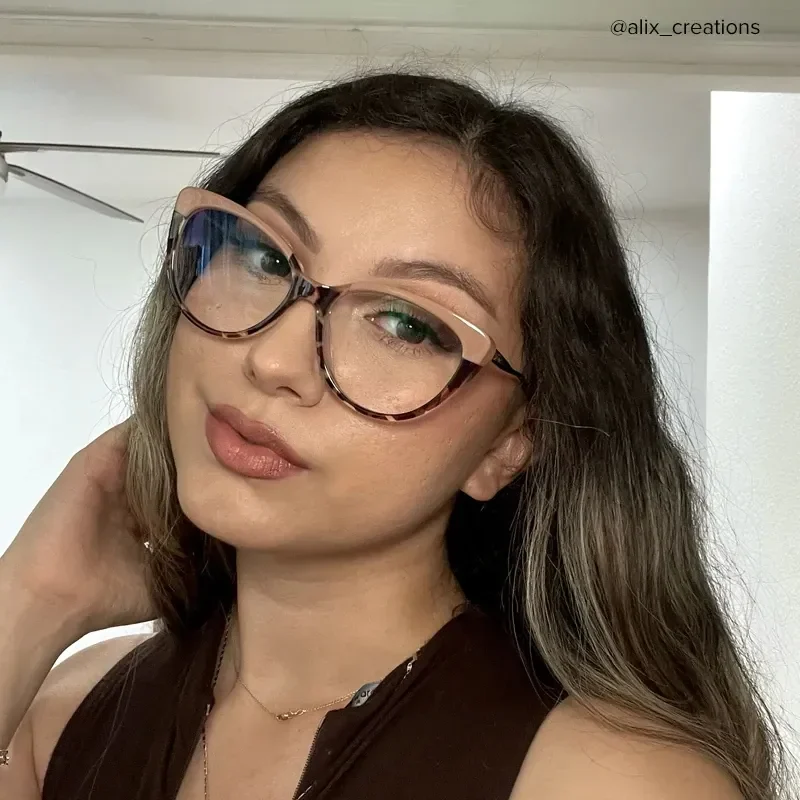 Sarah Cameo-Brown Glasses 4